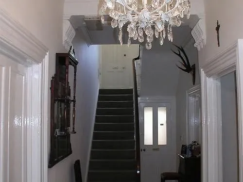 Badger Towers Bed and Breakfast Cheltenham 4*,