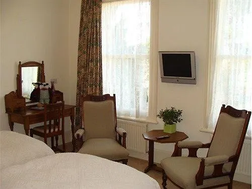 Badger Towers Bed and Breakfast Cheltenham 4*,